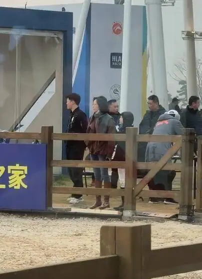 11岁的沐沐身高快和妈妈比肩了。