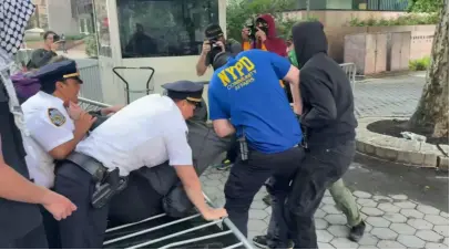 当地时间7日，示威者在纽约曼哈顿与警方发生冲突。图源：美媒