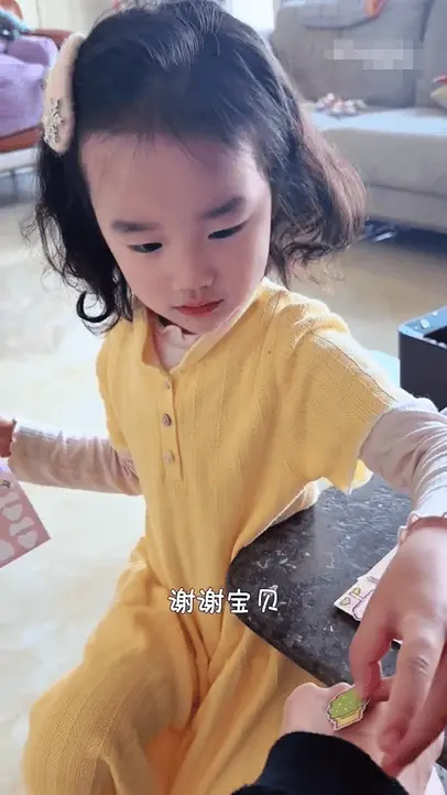 萌娃与妈妈互动。