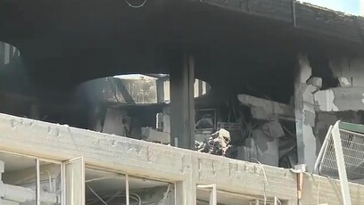 以色列南部医院遭袭击，建筑损毁持续冒烟