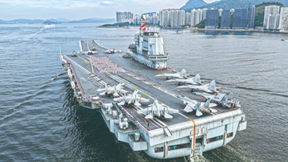 军迷游客花式“追”军舰，租游艇出海大饱眼福