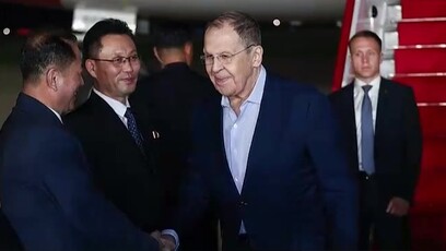 俄罗斯外长拉夫罗夫抵达朝鲜元山访问