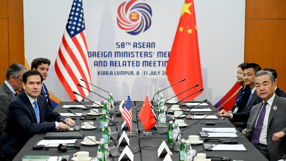 王毅在吉隆坡会见美国国务卿鲁比奥