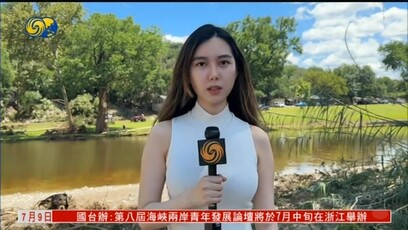 凤凰记者深入得州灾区，直升机在低空盘旋