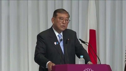 日本首相石破茂在自民党总部召开记者会