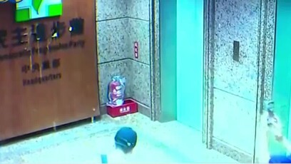 台民众“蛋洗”民进党中央，称不满执政无能