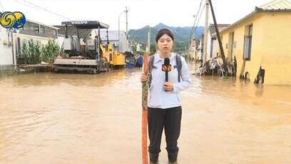 北京密云洪水渐退，泡水车辆遍地难清理