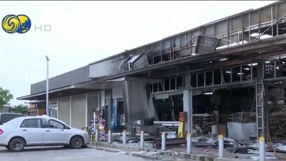 凤凰记者深入泰柬军事冲突遇袭地：便利店遭火箭弹炸毁