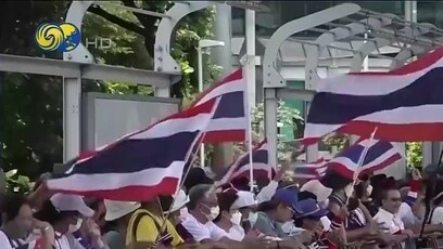 泰国民众集会要求已停职总理佩通坦辞职