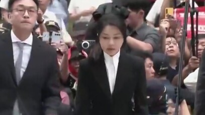 韩国史上首次，前第一夫人金建希到案受讯