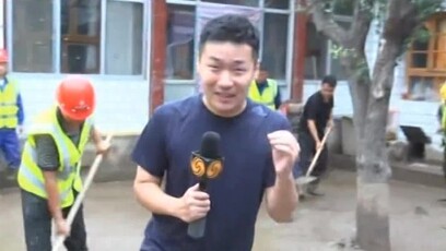 直击甘肃灾后清淤工作：淤泥最深没过膝盖，村民称比洪水过境时好很多