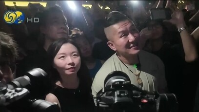 中国台湾网红“馆长”在深圳看无人机表演