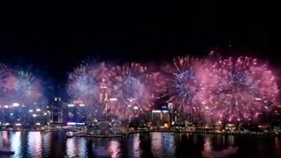 香港烟花汇演贺国庆，3万枚烟花照亮维港
