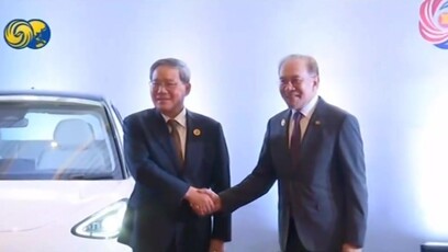 中马总理共同参观马来西亚首款电动汽车