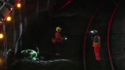 英国东部一列车发生持刀伤人事件