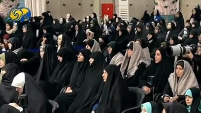 哈梅内伊称头巾并不阻碍女性发展，呼吁女性戴头巾