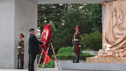 Image 30: 金正恩参谒解放塔和大城山革命烈士陵园