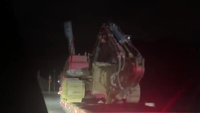 Image 49: 凤凰记者赶赴西藏：沿途不断遇到向灾区集结的救援车