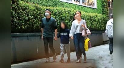 林心如霍建华一家三口近照，手牵手散步好有爱，8岁小海豚长高了