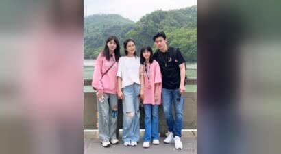 陆毅鲍蕾一家四口甜蜜出游，两个宝贝女儿颜值爆表，太可爱了