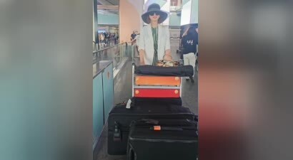 机场偶遇50岁林志玲，打扮有了妈味，她推着2大箱行李，面露憔悴