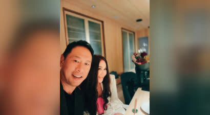 温碧霞晒照庆祝与丈夫结婚25周年！夫妻俩笑容甜蜜感情好