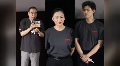 陈凯歌一家活动同框，73岁走路踉跄已不太利索，陈红也老了但很美
