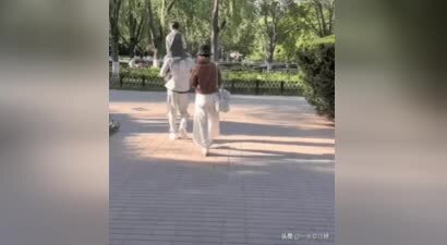 张歆艺袁弘带娃逛公园，袁弘扛娃超有爱，张歆艺状态也太好
