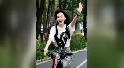 41岁唐嫣公园骑行状态爆表！穿着青春 网友：这才是真'85花标杆'"