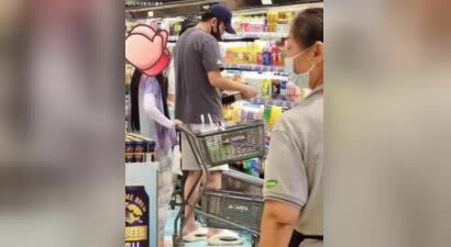 42岁雷佳音穿拖鞋大短裤陪妻子逛超市 形似陌路