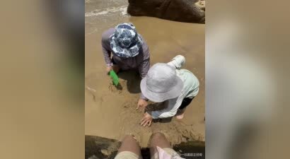 周一围罕见晒小儿子正脸，父子俩海边玩沙子，小小周圆肚子好可爱