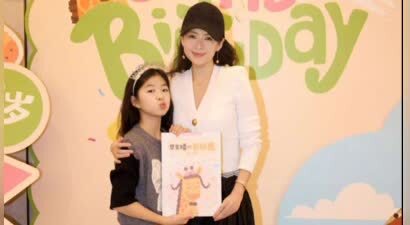 章子怡为女儿庆生晒照！醒醒颜值身高双在线