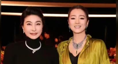 巩俐与郭晶晶同框现身！罕见主动屈膝挽手，后者采访拘谨略显尴尬