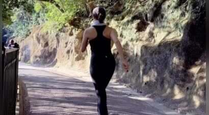 黎姿在香港登山跑步被偶遇，穿着黑色背心+紧身裤，身材凹凸有致