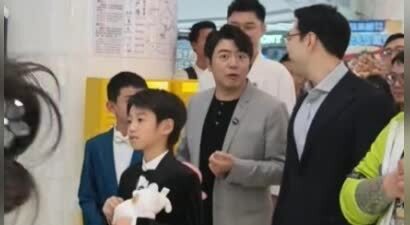 43岁郎朗广州看白鲸，脸肿肉垮胖出双下巴，网友：有点像杜海涛！