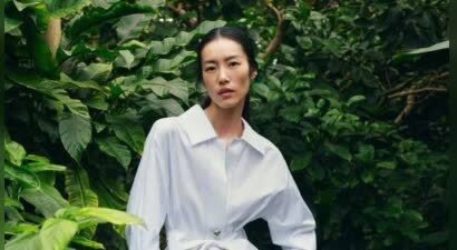 刘雯白衬衫漫步植物园 简约盘发优雅值拉满