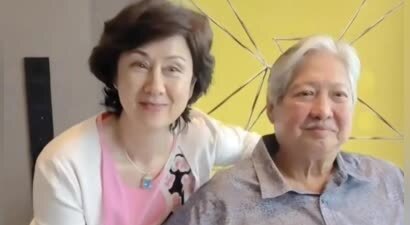 76岁洪金宝和夫人合影，俩人挨着头好恩爱，洪金宝面色红润精神好