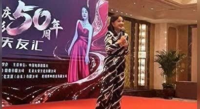 刘晓庆从影50周年庆友汇爆火！老戏骨齐聚，这幕看呆全网观众