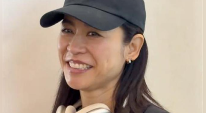 55岁宣萱被偶遇，素颜脸色蜡黄皱纹明显，大腿又直又细身材像平板