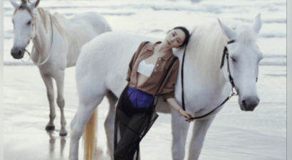 杨幂海边化身女骑士 身姿灵动侧颜线条精致柔和