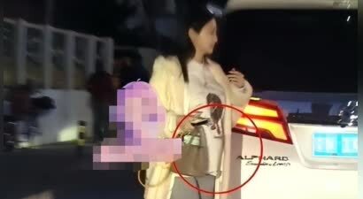 曝陈冰挺孕肚和男友人约会！两人有说有笑，狗仔喊话陈牧驰别吃醋