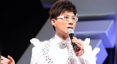 他是广东知名主持人，32岁娶了女老师，如今女儿接班主持为他争光