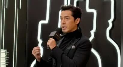 胡歌出席上海活动，素颜脸色蜡黄走路驼背，眼角疤痕突出人老态