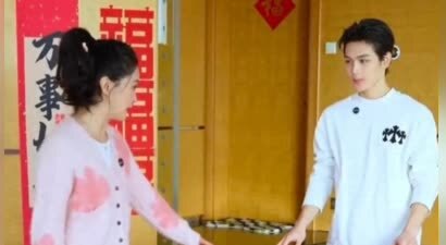 王艳儿子开挂式长大，19岁球球帅到认不出，陪妈布置豪宅超暖心