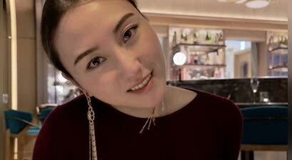 何超云平安夜盛装赴约，穿酒红色长裙明艳动人，被曝交往了新男友