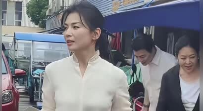 菜市场偶遇刘涛，她打扮朴素像普通大妈，岁月不饶人女神也老了！