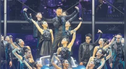 64岁张学友演唱会劈叉，穿卫衣戴帽子两鬓斑白，像个老伯