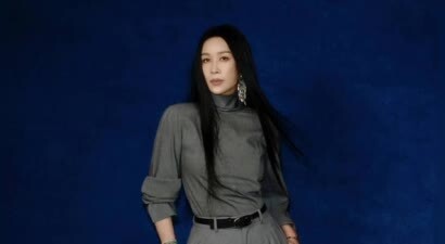 那英最新写真释出！长发及腰超飒，灰色造型尽显优雅