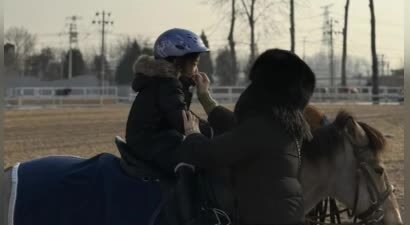 朱珠带娃骑马，貂毛黑帽贵气爆棚，王昀佳鞍前马后当专属保镖