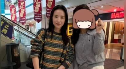 44岁董洁回大连，穿复古毛衣逛家具市场，80斤的体重撑不起牛仔裤